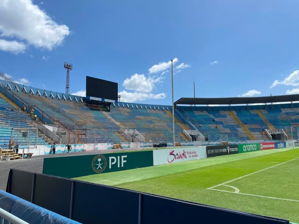 Condepor repinta de azul y blanco las graderías del Estadio Nacional